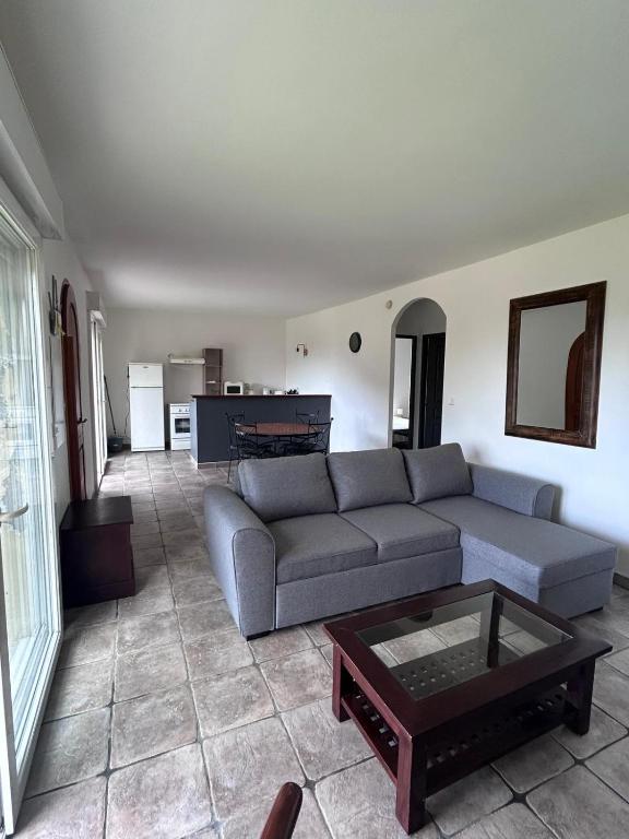 un salon avec un canapé et une table dans l'établissement Pietralba Un havre de paix entre mer et montagnes, à Pietralba