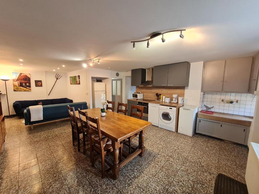 Η κουζίνα ή μικρή κουζίνα στο Maison familiale rénovée avec wifi, proche de sites historiques - FR-1-584-371
