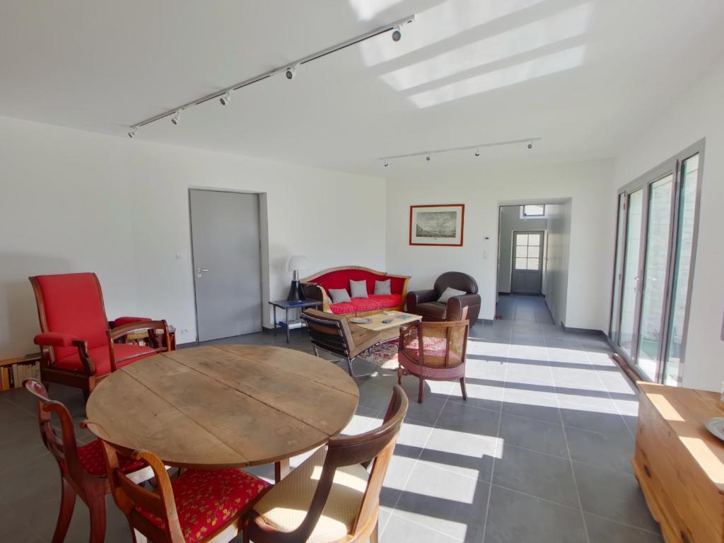 SossaisにあるMaison de vacances à Sossais - Campagne calme, 3 chambres, proche sites touristiques - FR-1-541-172のテーブルと椅子のあるリビングルーム