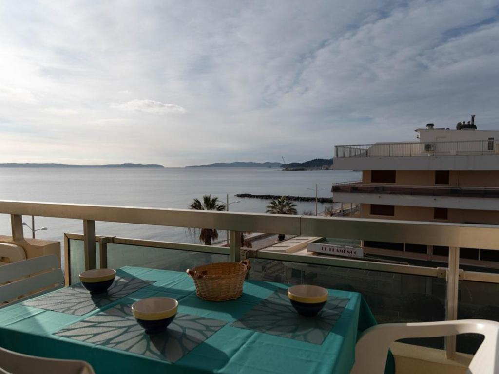une table sur un balcon avec vue sur l'eau dans l'établissement Studio cabine 4 pers, vue mer, clim, parking, Le Lavandou - FR-1-803-91, au Lavandou