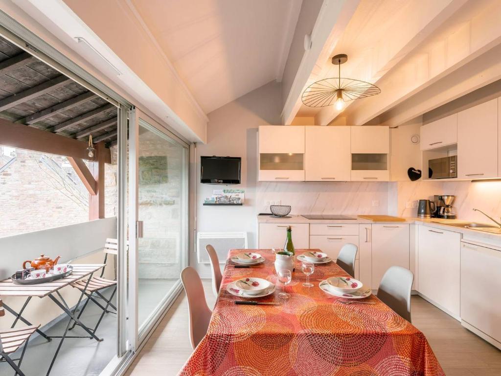 une cuisine et une salle à manger avec une table et des chaises dans l'établissement Duplex 3 pièces à Carnac, proche plage, parking inclus, pour 5 personnes - FR-1-477-257, à Carnac