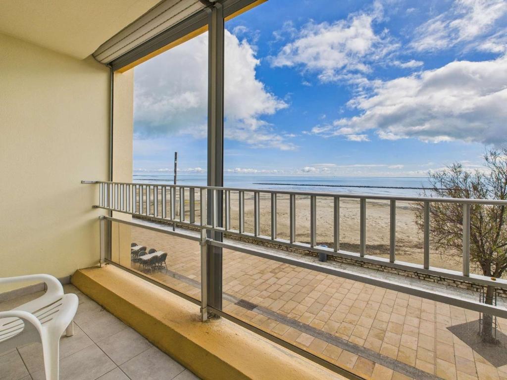 Elle comprend un balcon offrant une vue sur la plage. dans l'établissement Appartement 2 pièces en front de mer, accès plage direct, proche commerces - FR-1-423-318, au Grau-dʼAgde