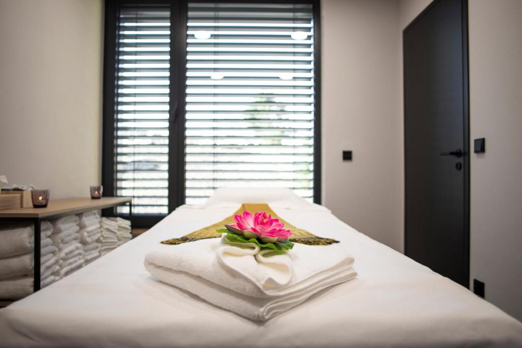 Postel nebo postele na pokoji v ubytování Amenity Hotel & Resort Česká Kanada