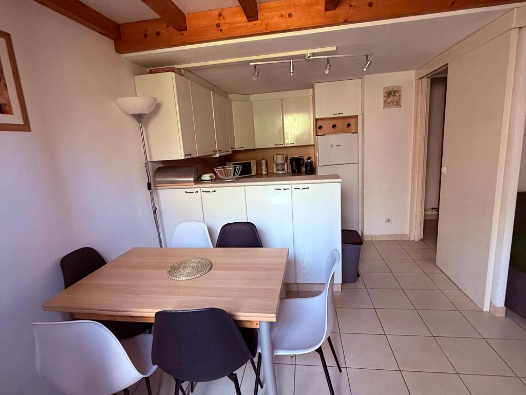 une cuisine et une salle à manger avec une table et des chaises dans l'établissement Pavillon 4 Pers. Proche Mer - Animaux & Parking - FR-1-732-103, à Argelès-sur-Mer
