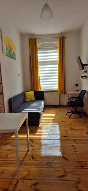 Hostel Tulip - pokój jednoosobowy nr 3 ze wspólną łazienką i kuchnią