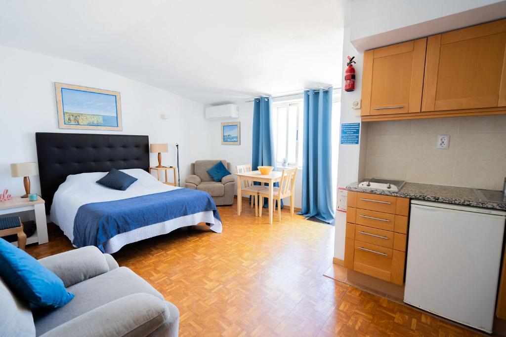 Postel nebo postele na pokoji v ubytování Luz Beach Apartments