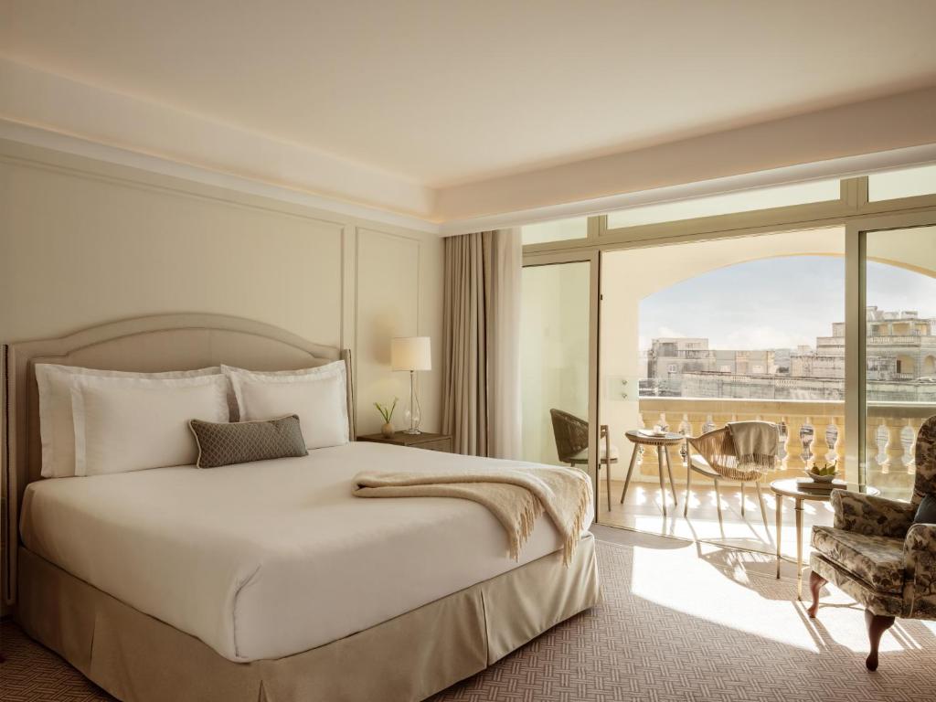 Postel nebo postele na pokoji v ubytování Corinthia Palace Malta