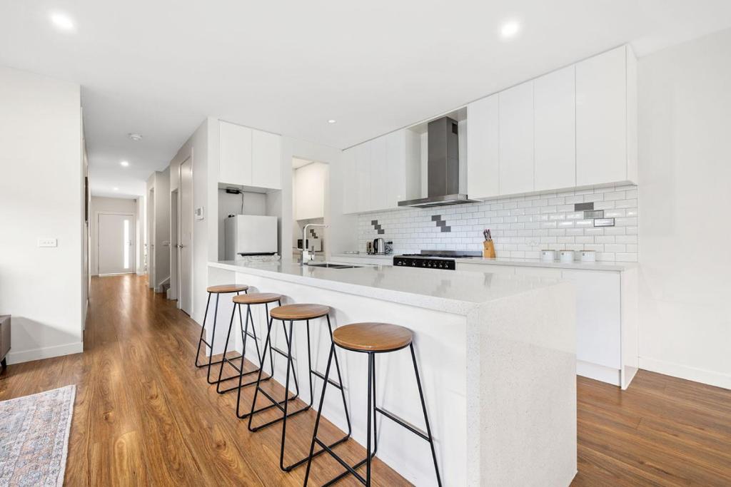 Η κουζίνα ή μικρή κουζίνα στο Domi Rentals - The Rayhur Residence