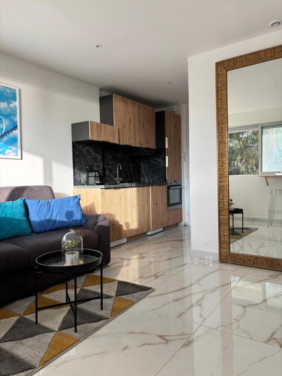 Gallery image of Studio SUPER Cannes résidence "LES HAUTS DE LA MIRANDOLE" in Vallauris
