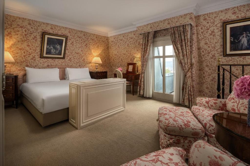 
Penthouse Suite City View Balcony
