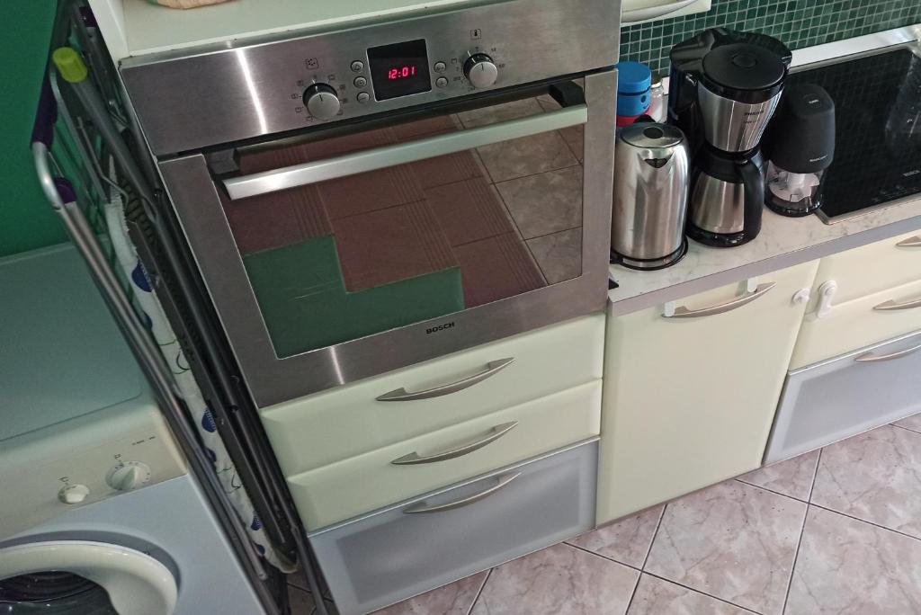 A kitchen or kitchenette at The Emerald Lopi, 2km from Ammolofoi beach! The best kept secret in nature, of Nea Peramos