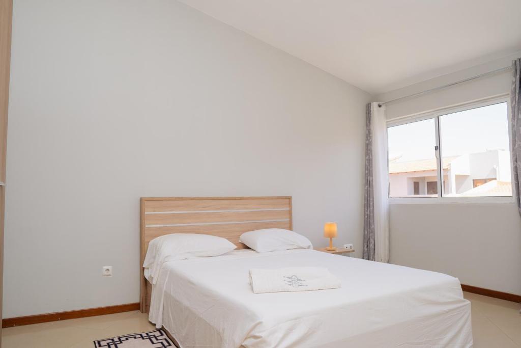 Postel nebo postele na pokoji v ubytování Praia Guest House