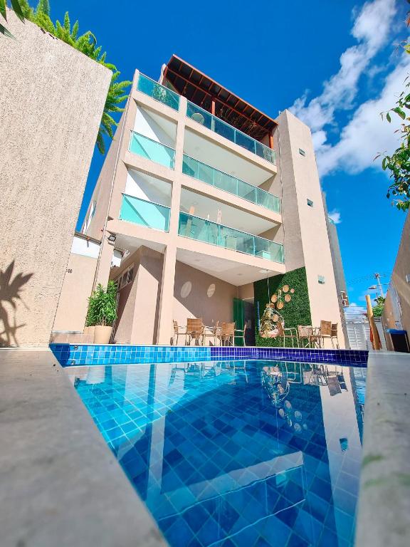 Un edificio con piscina enfrente. en Sunset by AFT - PORTO DE GALINHAS, en Porto de Galinhas