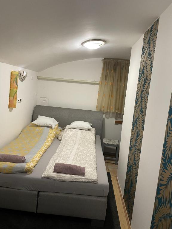 Postel nebo postele na pokoji v ubytování Centrum Apartman