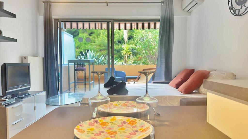 - un salon avec un canapé et une table avec deux assiettes dans l'établissement La Bella Terrazza, à Nice