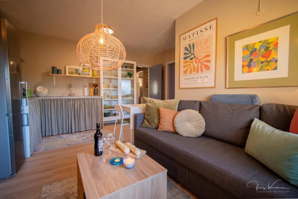 a living room with a couch and a table at FeWo Lille Lægehus in Hjørring