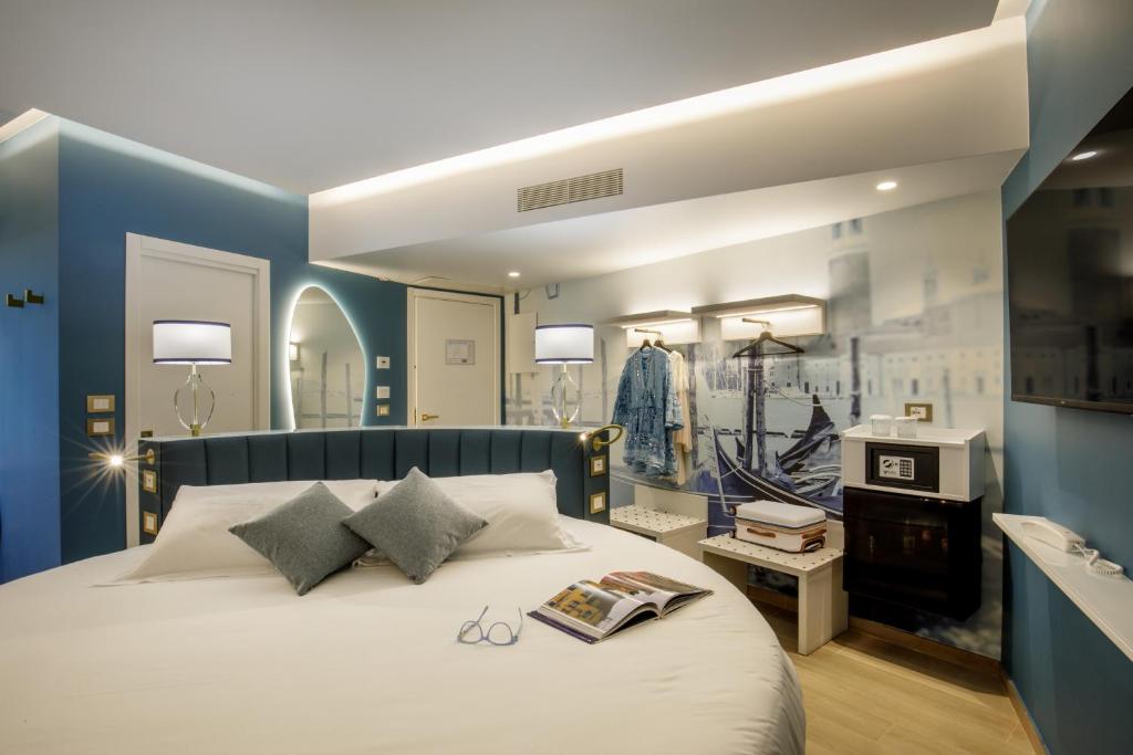 Postel nebo postele na pokoji v ubytování Ambasciatori Suite Hotel