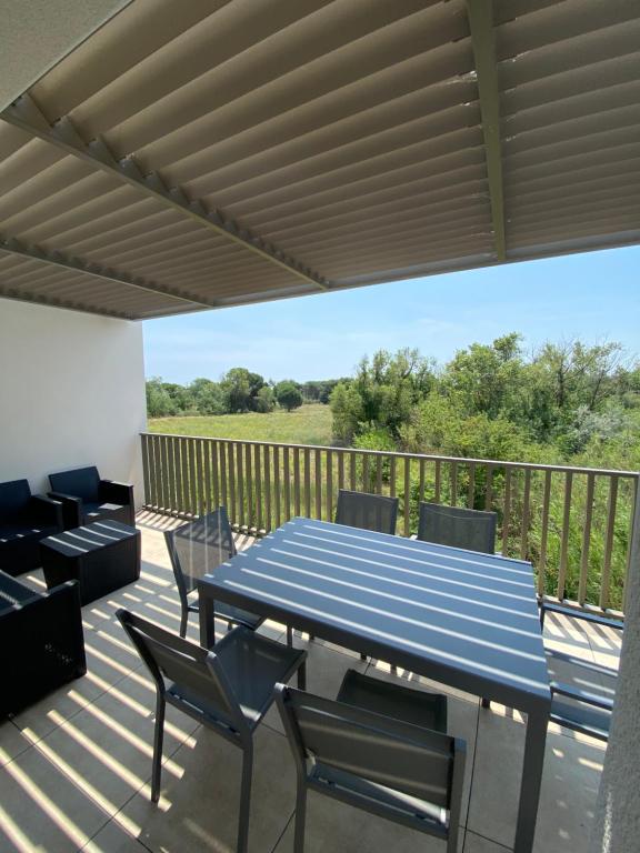 Μπαλκόνι ή βεράντα στο T2 climatise 4 pers avec terrasse vue campagne piscine et parking V0773