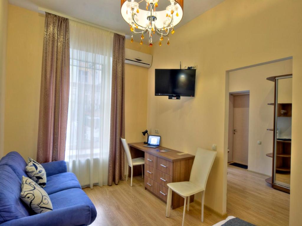 TV a/nebo společenská místnost v ubytování Golden Gate Inn