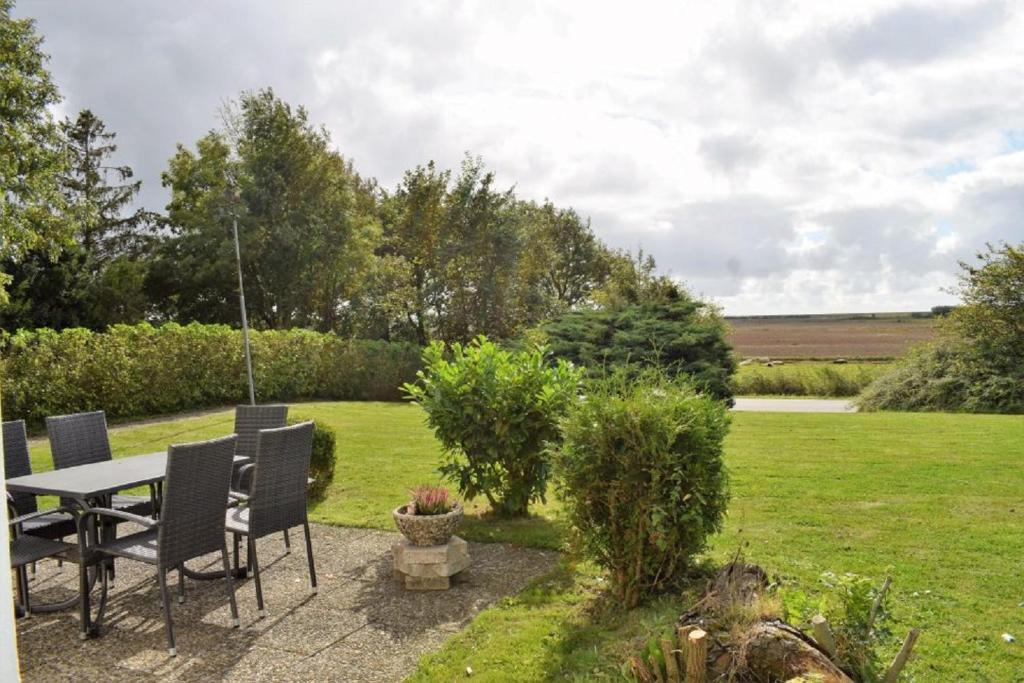 eine Terrasse mit Tisch und Stühlen in einem Hof in der Unterkunft Haus Storjohann Dagebüll in Dagebüll