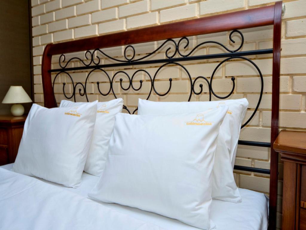 Postel nebo postele na pokoji v ubytování Golden Gate Inn