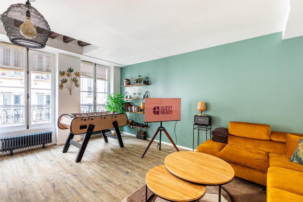 un salon avec un canapé et une table dans l'établissement GuestReady - Modern Comfort in the Heart of Paris, à Paris