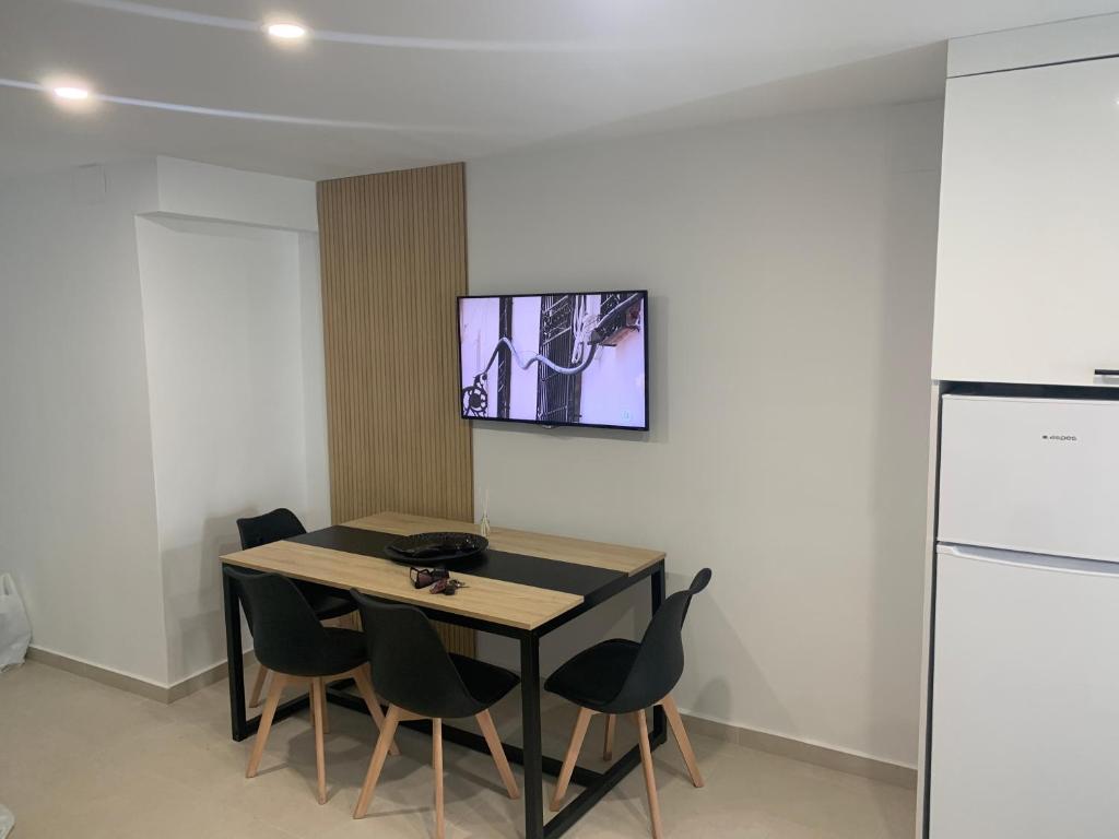 a dining room with a table and chairs at Angel 29 in Vinarós