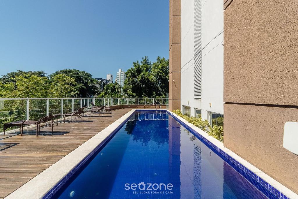 una piscina al costado de un edificio en Apto en cond. con piscina en Blumenau – PEM1301, en Blumenau