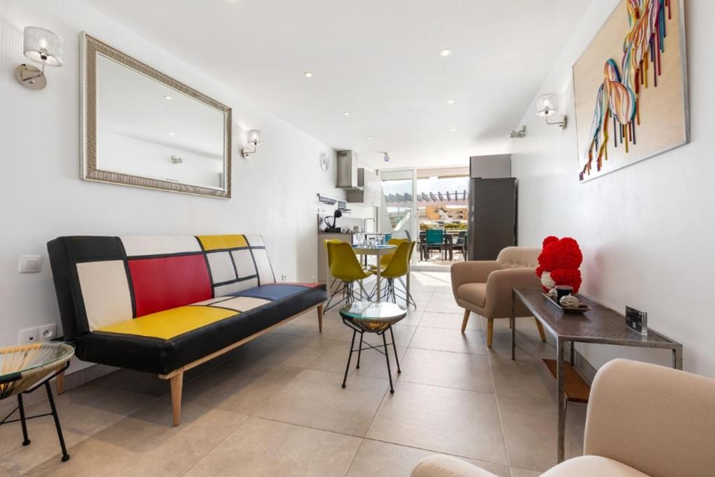 un salon avec un canapé et des chaises dans l'établissement Naturisme Port ambonne, au Cap d'Agde