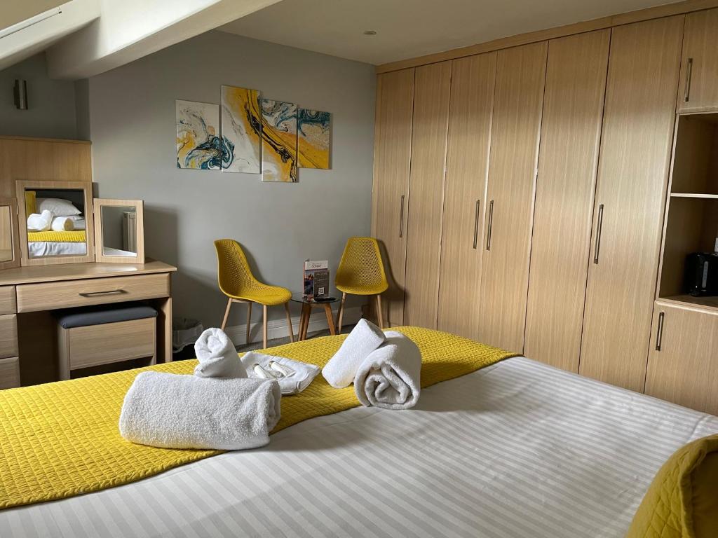 
Double or Twin Room with Partial Sea View
