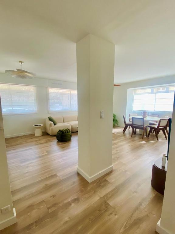 un salon avec un canapé et une table dans l'établissement Appartement 80m2, Le Mourillon, Toulon, à Toulon