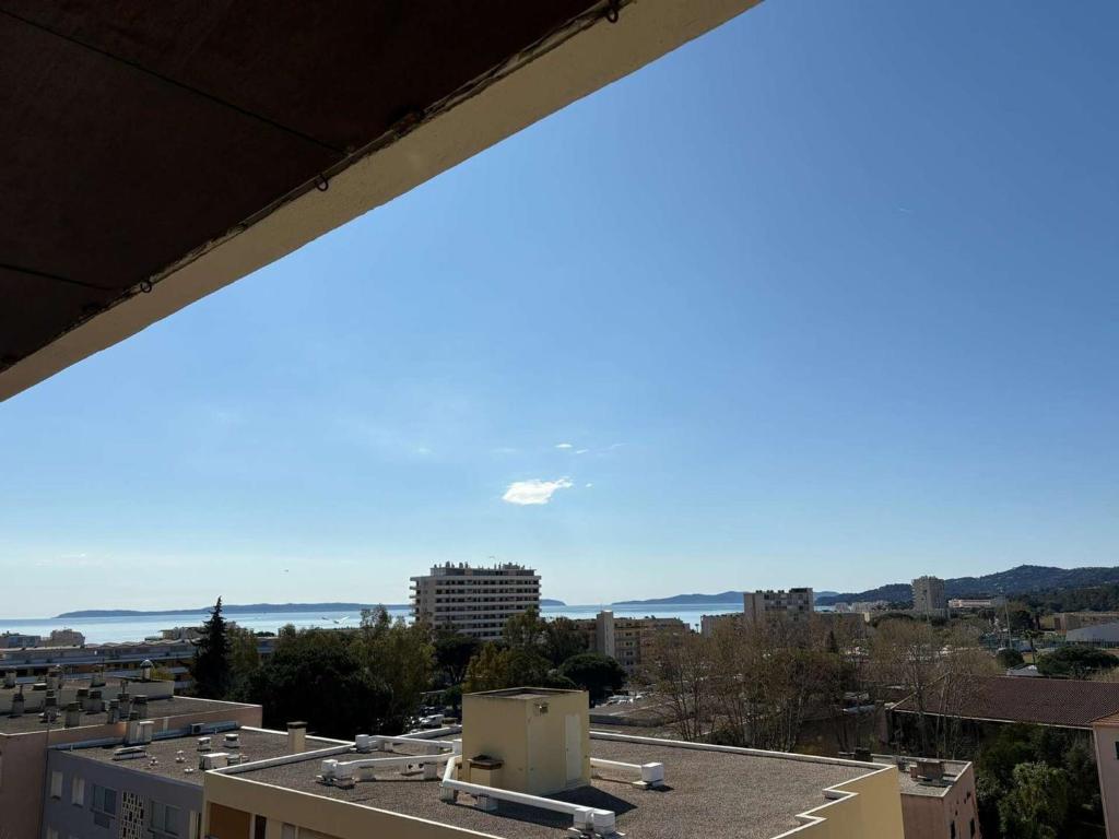 - une vue sur la ville depuis le toit d'un bâtiment dans l'établissement Appartement T2 climatisé, terrasse, centre-ville - FR-1-308-54, au Lavandou
