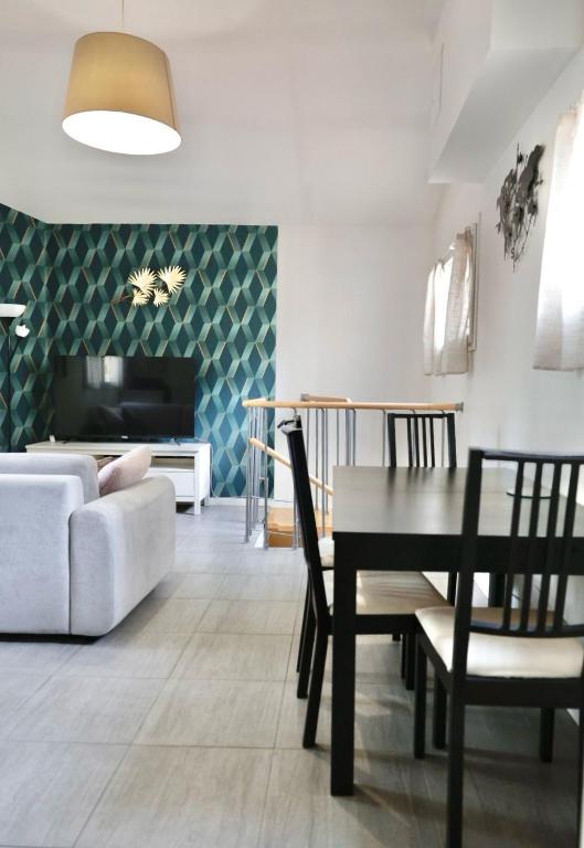 un salon avec une table et un canapé dans l'établissement MAISON centre de Cannes 4 couchages, à Cannes