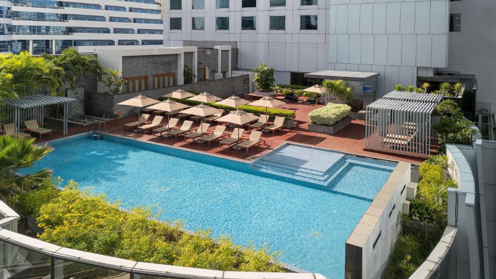 Radisson Blu Plaza Bangkokの敷地内または近くにあるプール