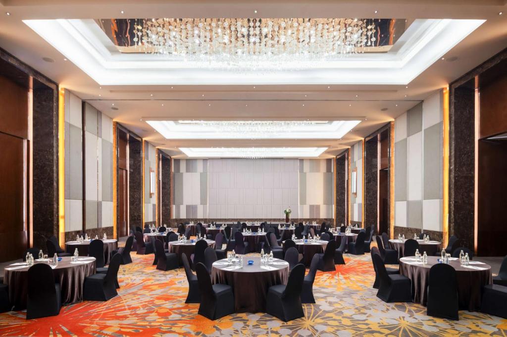 バンコクにあるRadisson Blu Plaza Bangkokの宴会場(テーブル、椅子、シャンデリア付)