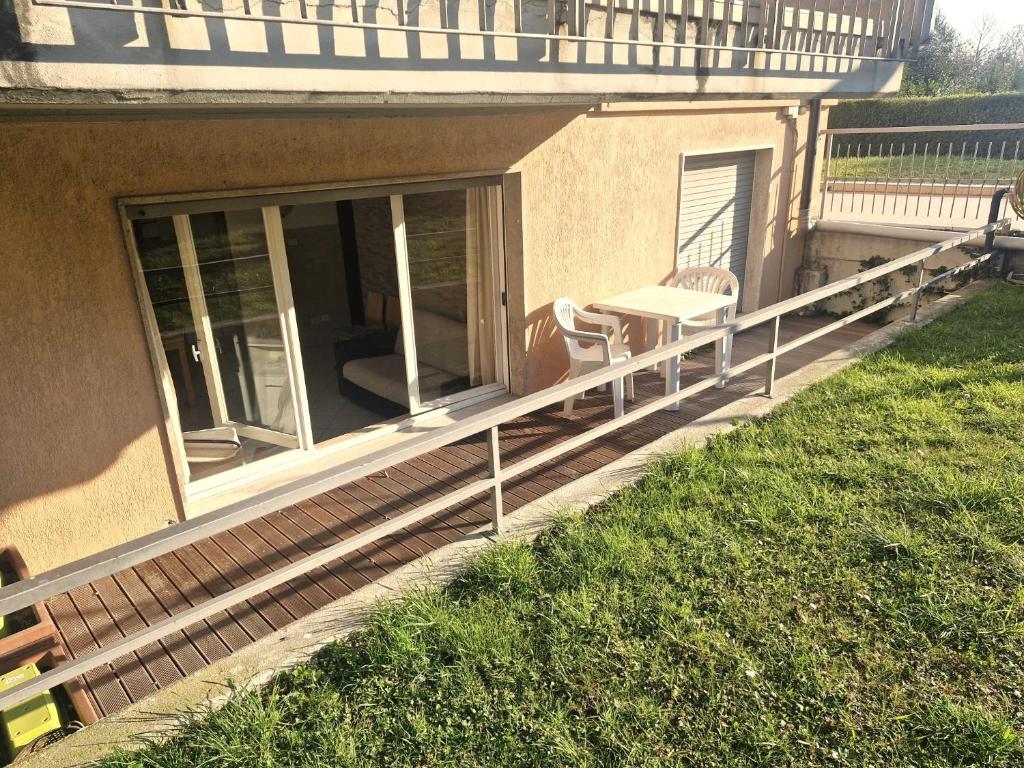einen Balkon mit einem Tisch und Stühlen auf einem Haus in der Unterkunft La Casa Di Lavinia in Nago-Torbole