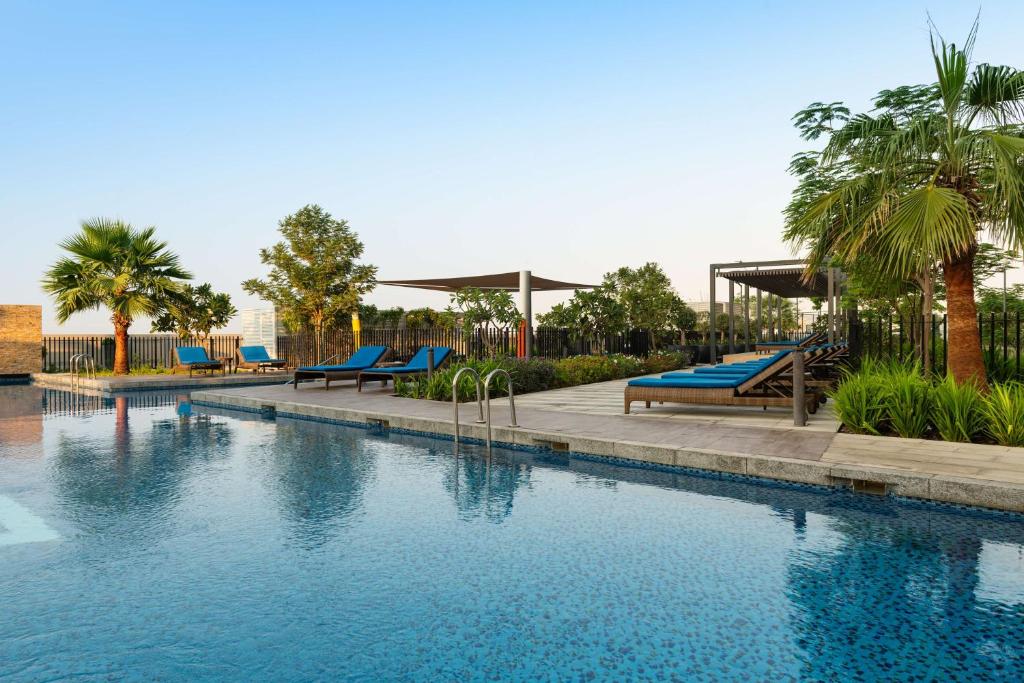 Bazén v ubytování Radisson Dubai Damac Hills nebo v jeho okolí