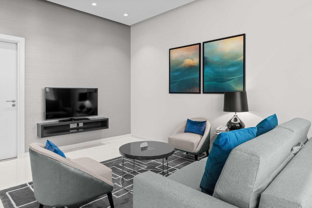 TV a/nebo společenská místnost v ubytování Radisson Dubai Damac Hills