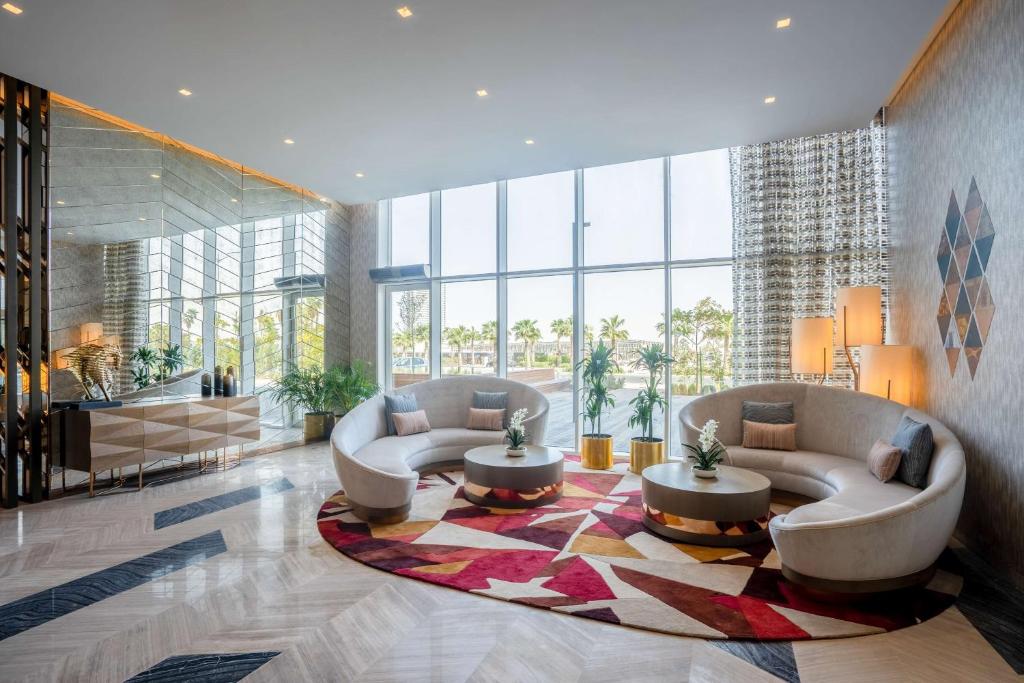 Posezení v ubytování Radisson Dubai Damac Hills