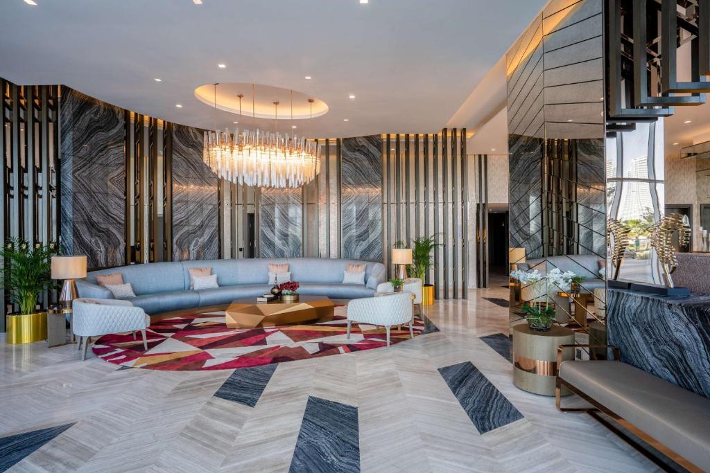 Posezení v ubytování Radisson Dubai Damac Hills
