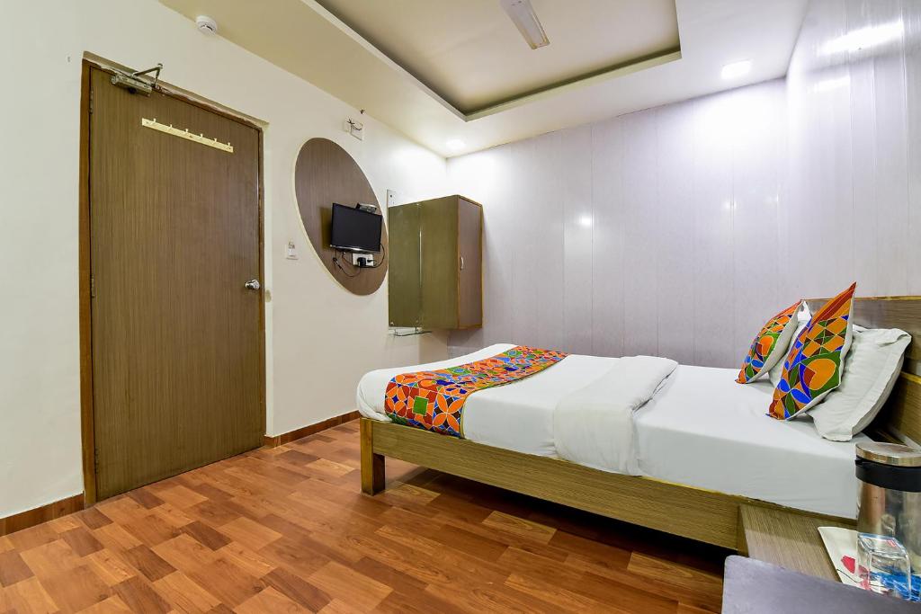 Postel nebo postele na pokoji v ubytování FabExpress Relax Inn - Nr Sarkhej - Gandhinagar Highway