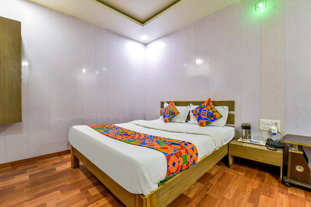 Postel nebo postele na pokoji v ubytování FabExpress Relax Inn - Nr Sarkhej - Gandhinagar Highway
