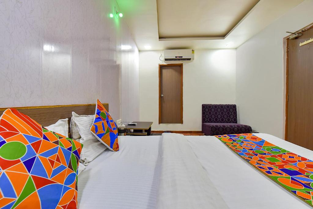 Postel nebo postele na pokoji v ubytování FabExpress Relax Inn - Nr Sarkhej - Gandhinagar Highway