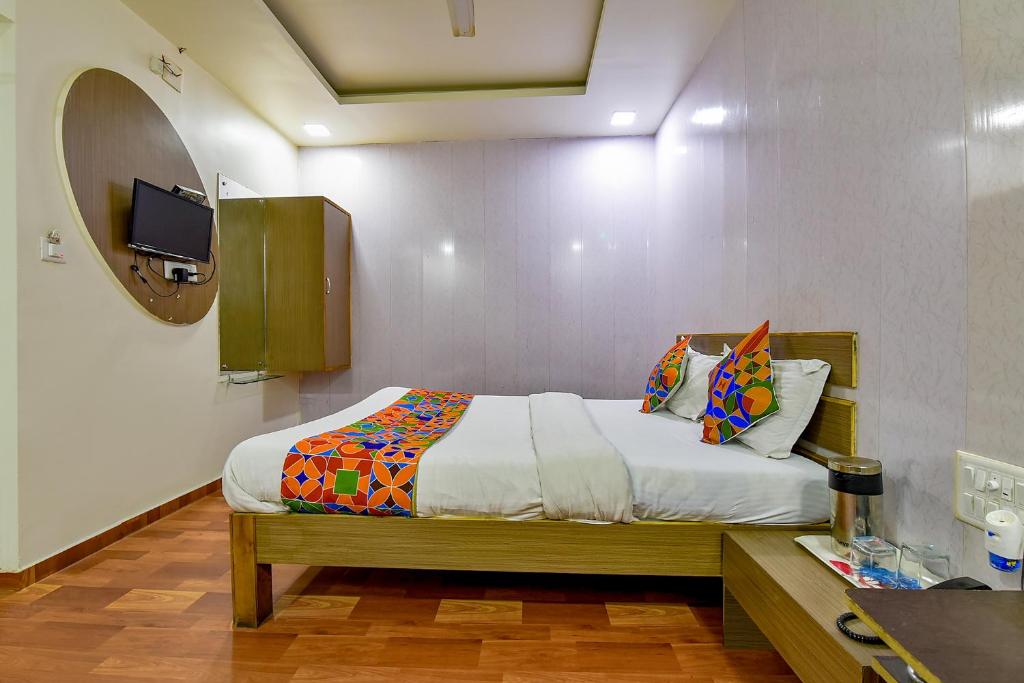 Postel nebo postele na pokoji v ubytování FabExpress Relax Inn - Nr Sarkhej - Gandhinagar Highway