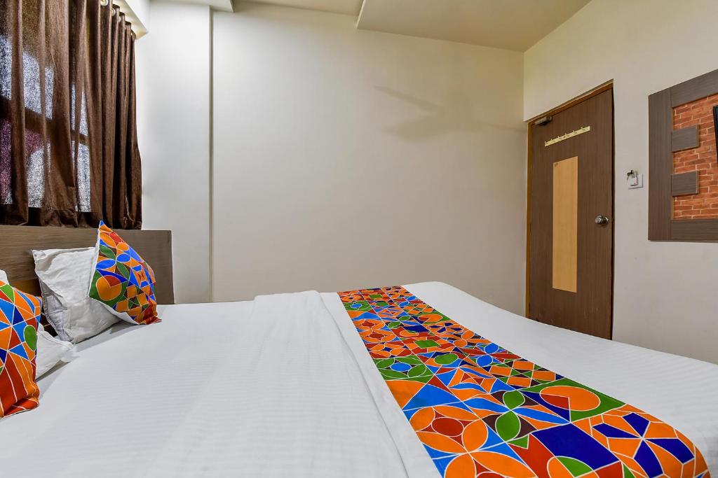 Postel nebo postele na pokoji v ubytování FabExpress Relax Inn - Nr Sarkhej - Gandhinagar Highway