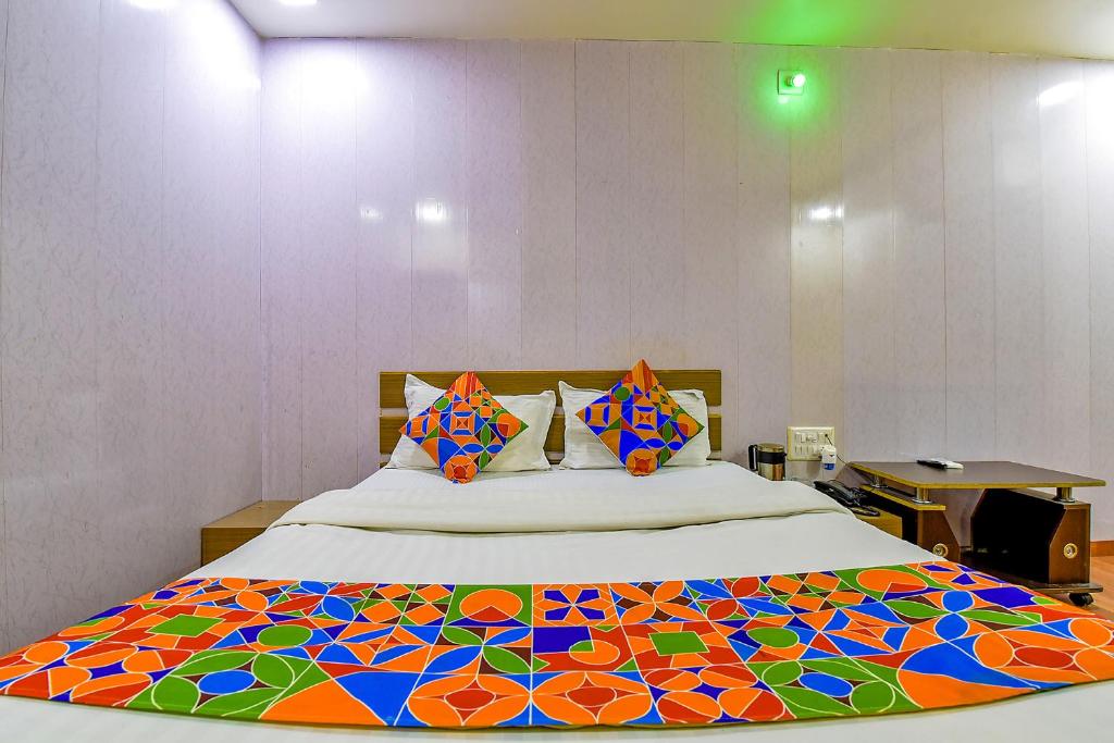 Postel nebo postele na pokoji v ubytování FabExpress Relax Inn - Nr Sarkhej - Gandhinagar Highway
