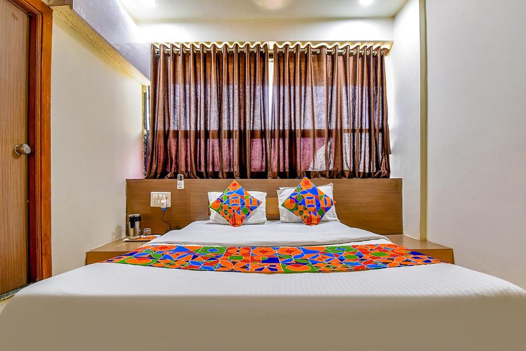 Postel nebo postele na pokoji v ubytování FabExpress Relax Inn - Nr Sarkhej - Gandhinagar Highway