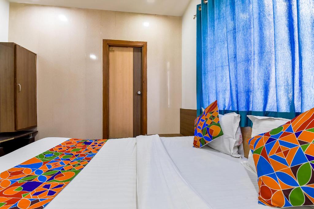 Postel nebo postele na pokoji v ubytování FabExpress Relax Inn - Nr Sarkhej - Gandhinagar Highway