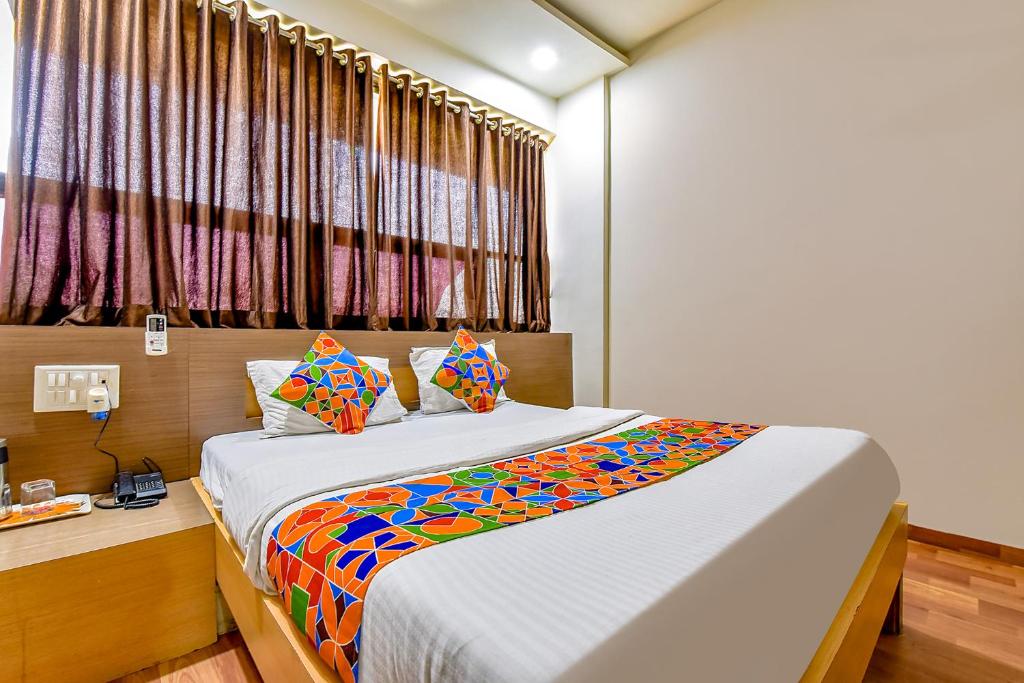 Postel nebo postele na pokoji v ubytování FabExpress Relax Inn - Nr Sarkhej - Gandhinagar Highway