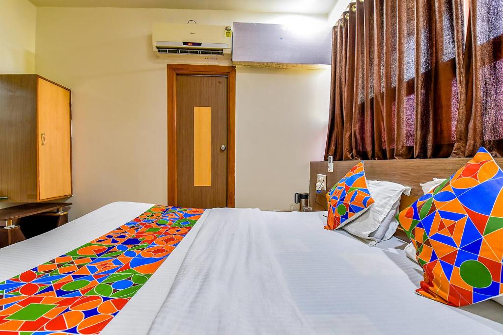 Postel nebo postele na pokoji v ubytování FabExpress Relax Inn - Nr Sarkhej - Gandhinagar Highway